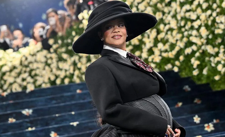 Rihanna shtatzënë me fëmijën e tretë