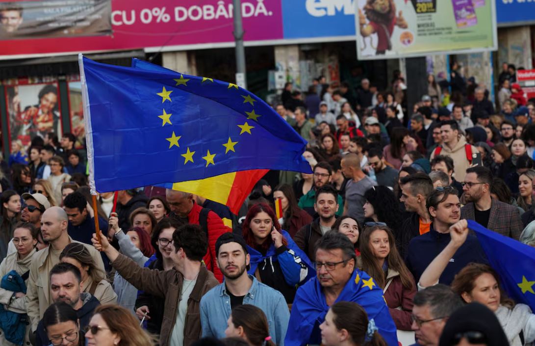 Mijëra njerëz protestojnë në Rumani në mbështetje të BE-së përpara balotazhit të zgjedhjeve presidenciale