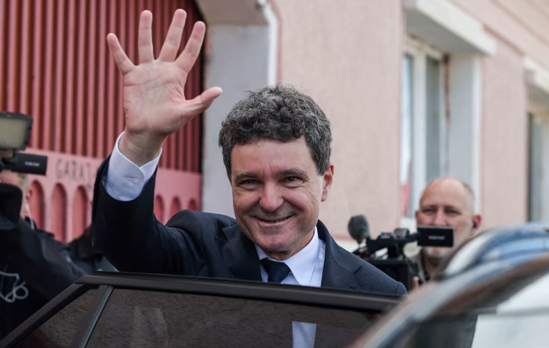 Sondazhet thonë se centristi rumun Dan është në rrugën e duhur për të fituar presidencën