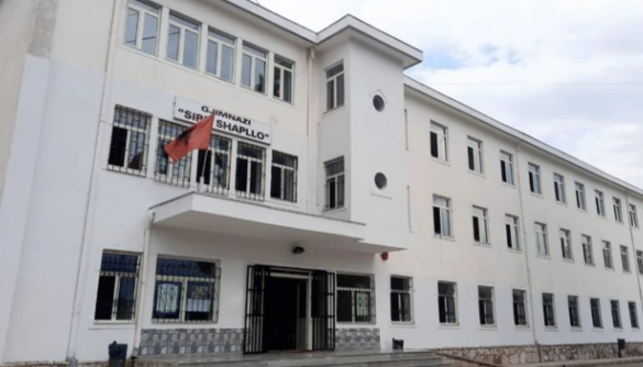 Nxënësi 17-vjeçar hidhet për 10 euro nga dritarja e gjimnazit në Gjirokastër