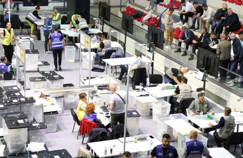 Votat e diasporës, përfundon numërimi i zarfeve për subjektet zgjedhore në 12 qarqe të Shqipërisë