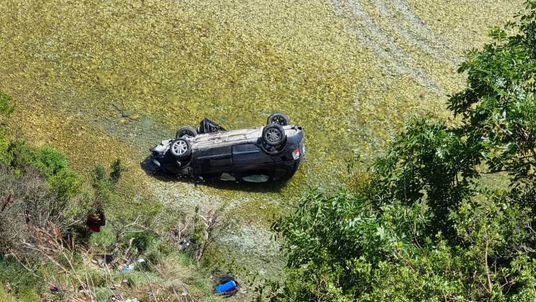 Vlorë: Makina përfundon në lumë, lëndohet gruaja me 2 fëmijët