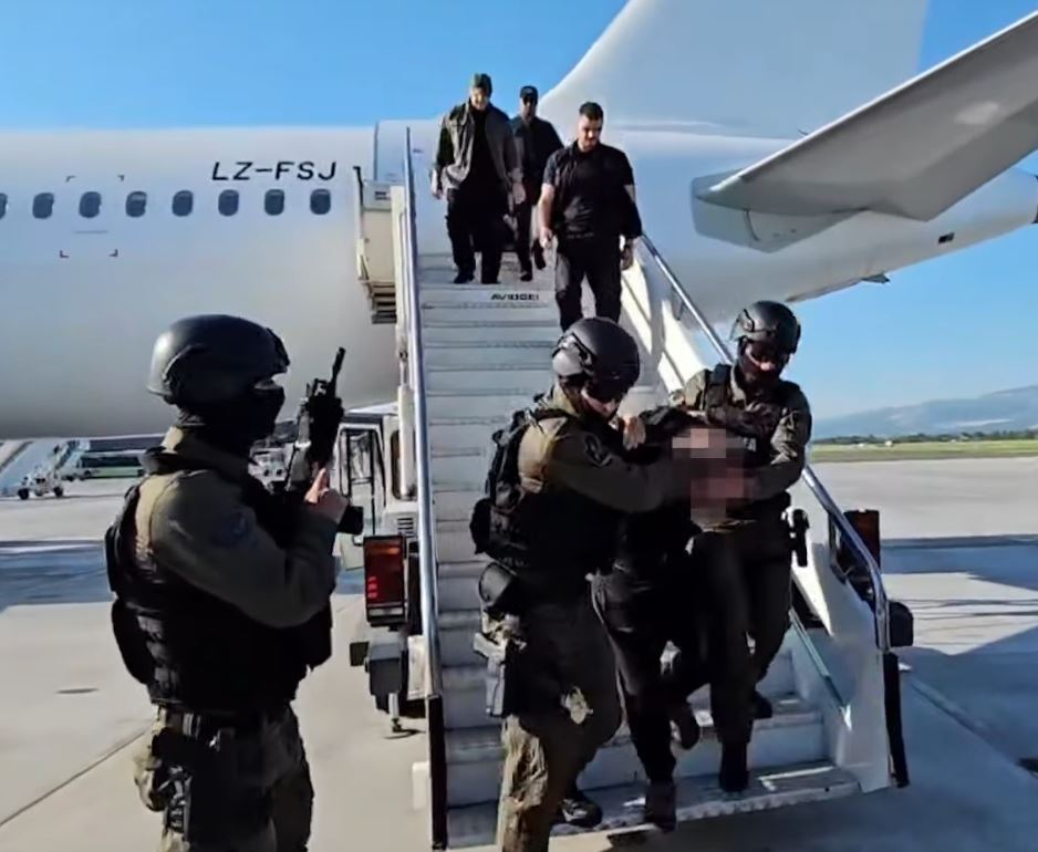 Ishte porositës i tri vrasjeve, Florenc Çapja ekstradohet nga Dubai në Shqipëri (VIDEO)