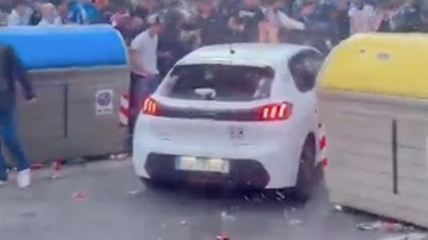 E rëndë: Vetura godet tifozët jashtë stadiumit të Espanyolit (VIDEO)