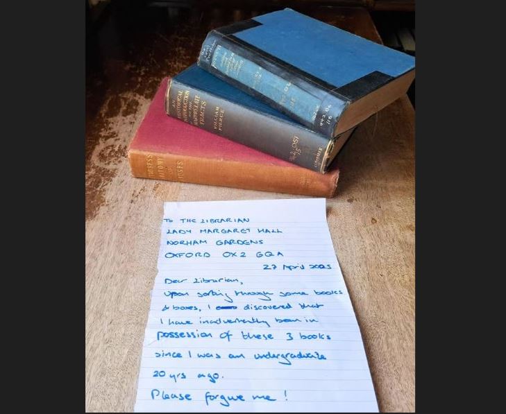 Ish-studenti kthen librat e bibliotekës të huazuar 20 vjet më parë