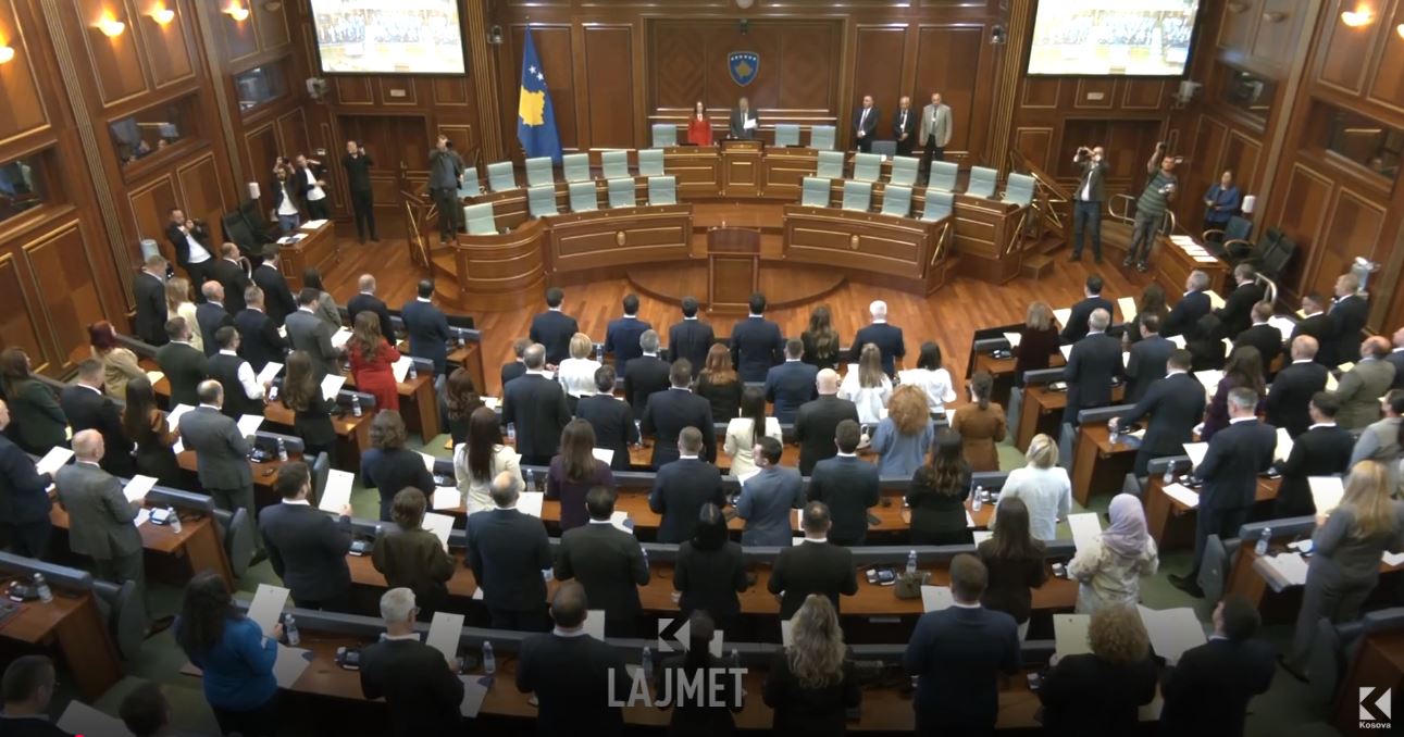 Deputetët rrinë pa kryetar, por jo pa asistentë (VIDEO)