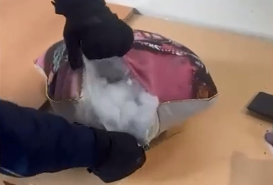 2 kg drogë të fshehur në jastëk, kapet në kufi 35-vjeçari shqiptar (VIDEO)