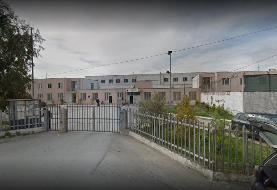 Sekuestrohen 10 telefona në burgun e Durrësit, përdoreshin nga të dënuarit në qeli