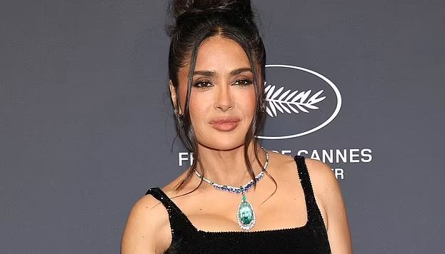 Salma Hayek me paraqitje glamuroze në festivalin e filmit në Kanë