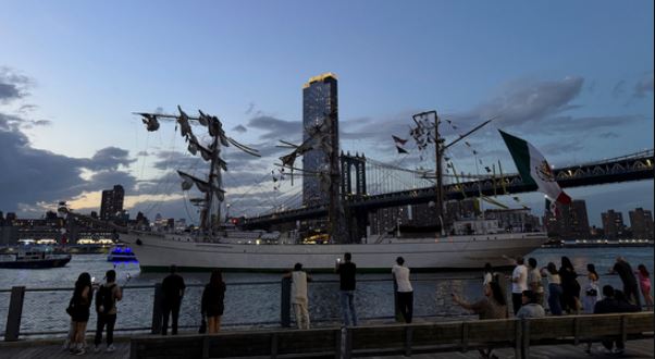 Pamje nga përplasja e anijes së Marinës Meksikane në Urën e Brooklyn