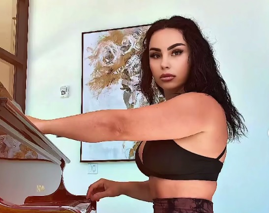 Linda Halimi magjeps me performancën e saj në piano (VIDEO)
