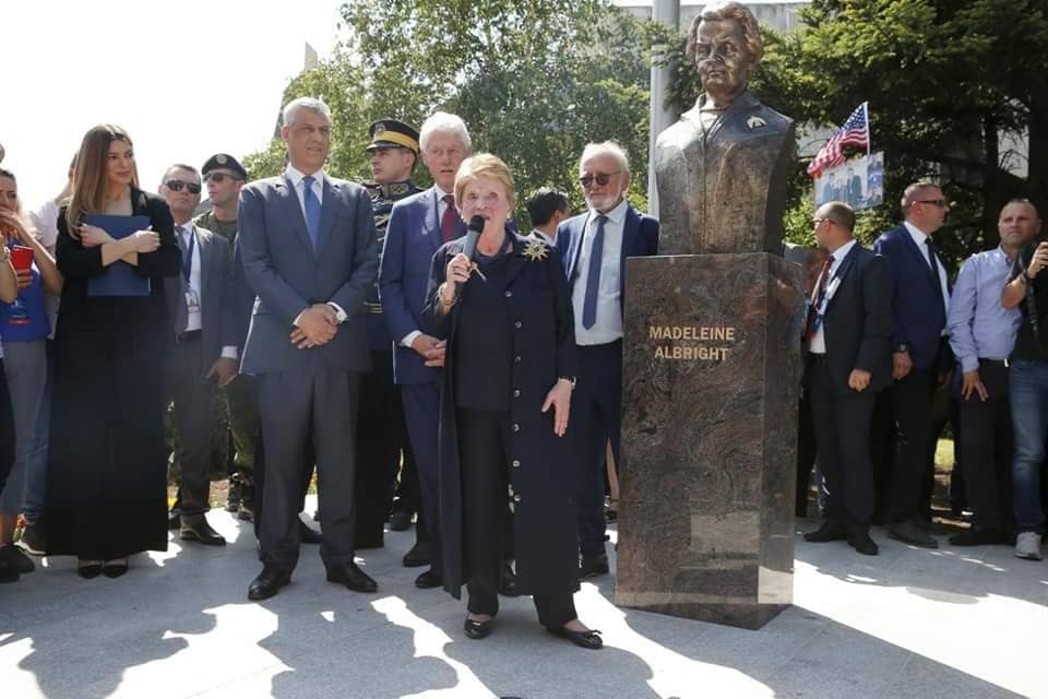 Madeleine Albright sot do të mbushte 88 vjeç - një historik i shkurtër