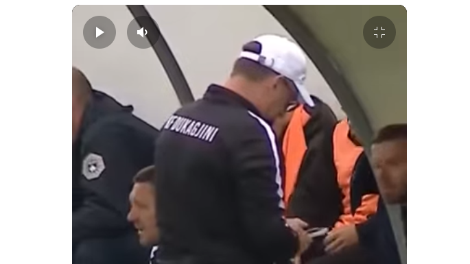 Ismet Munishi shikon telefonin gjatë ndeshjes Dukagjini-Ferizaj