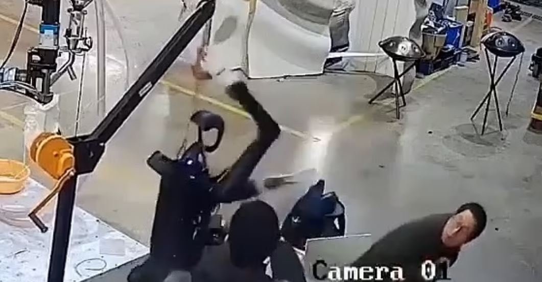 Incident në Kinë, roboti sulmon punëtorët në një fabrikë