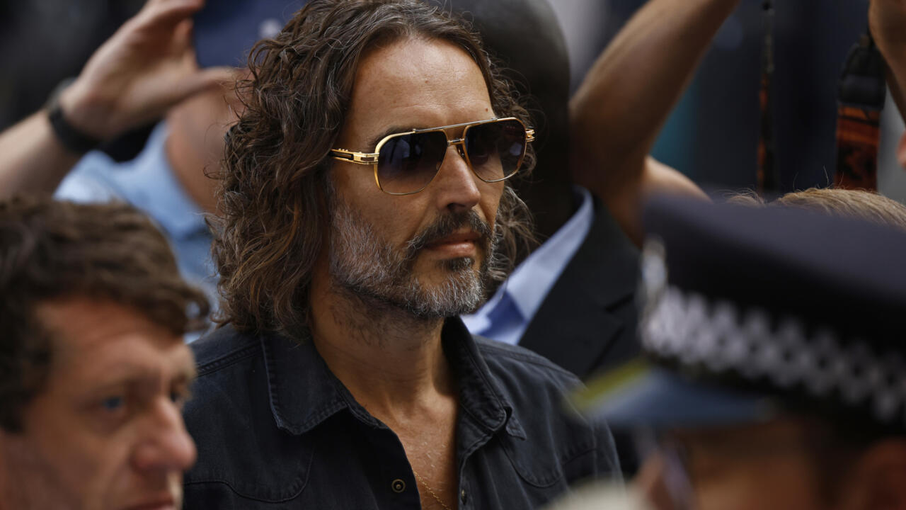 Akuzohet për përdhunim dhe sulm seksual, komediani Russell Brand paraqitet në gjykatë