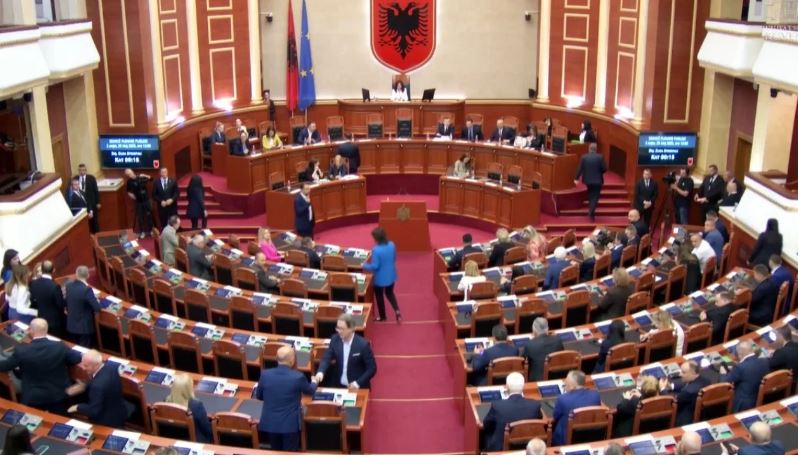 Mes akuzave e debateve, mbyllet pas 20 minutash seanca e parë pas zgjedhjeve në Shqipëri