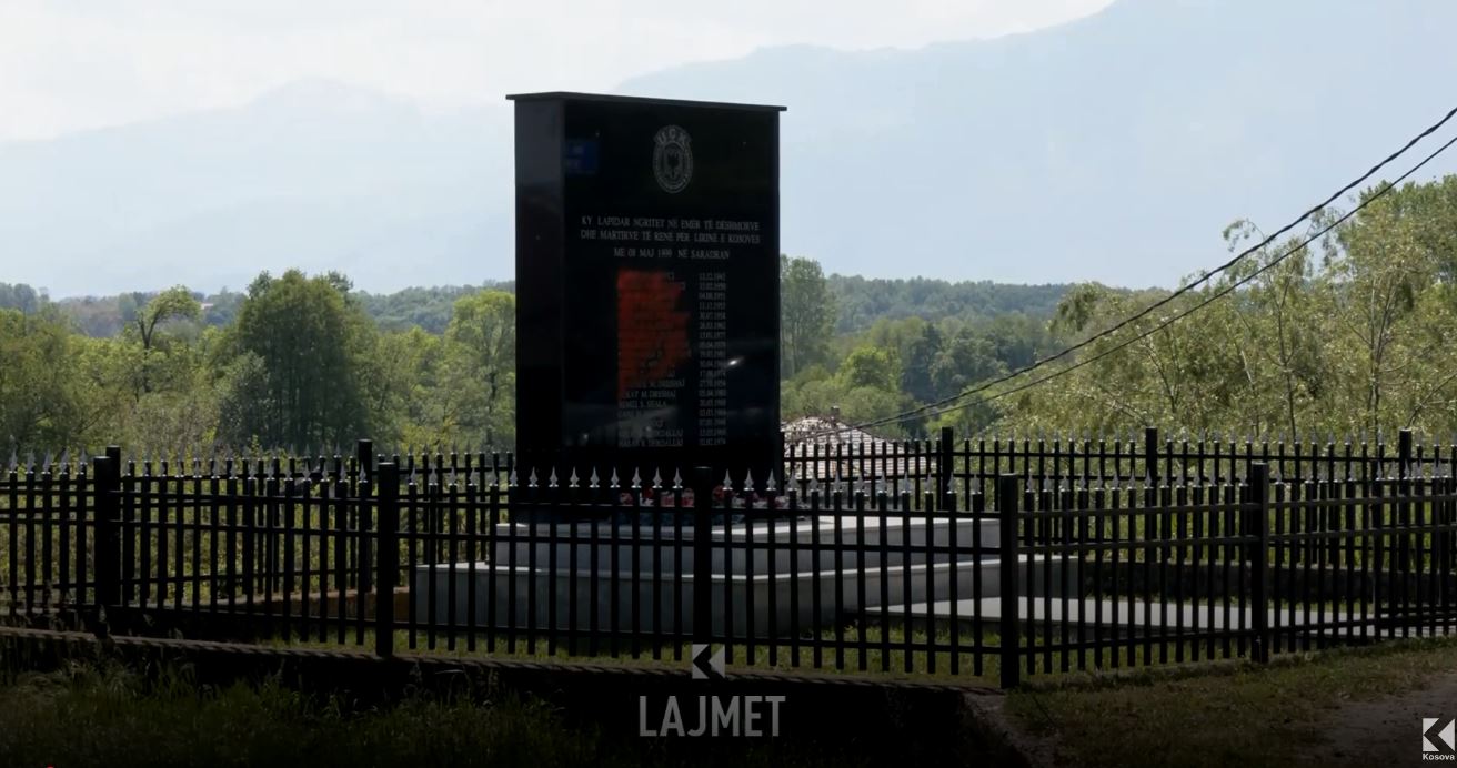 Përdhosja e lapidarit, emrat e dëshmorëve shkarraviten me ngjyrë (VIDEO)
