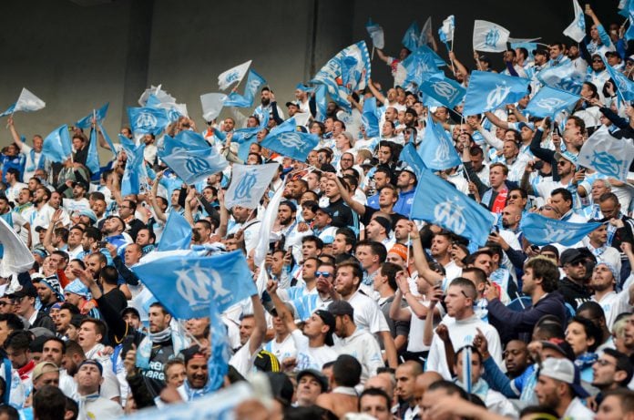 Tifozët e Marseilles blejnë fanellat e Interit përpara finales së Ligës së Kampionëve kundër PSG-së