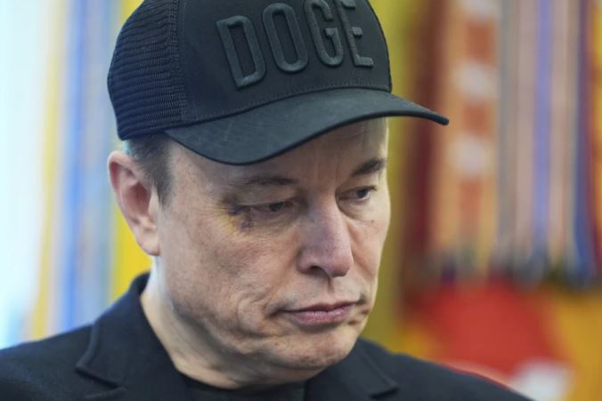 Me syrin e nxirë në Zyrën Ovale – çka i ndodhi Elon Muskut?