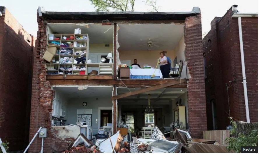 21 të vdekur pasi tornadot godasin dy shtete të Amerikës