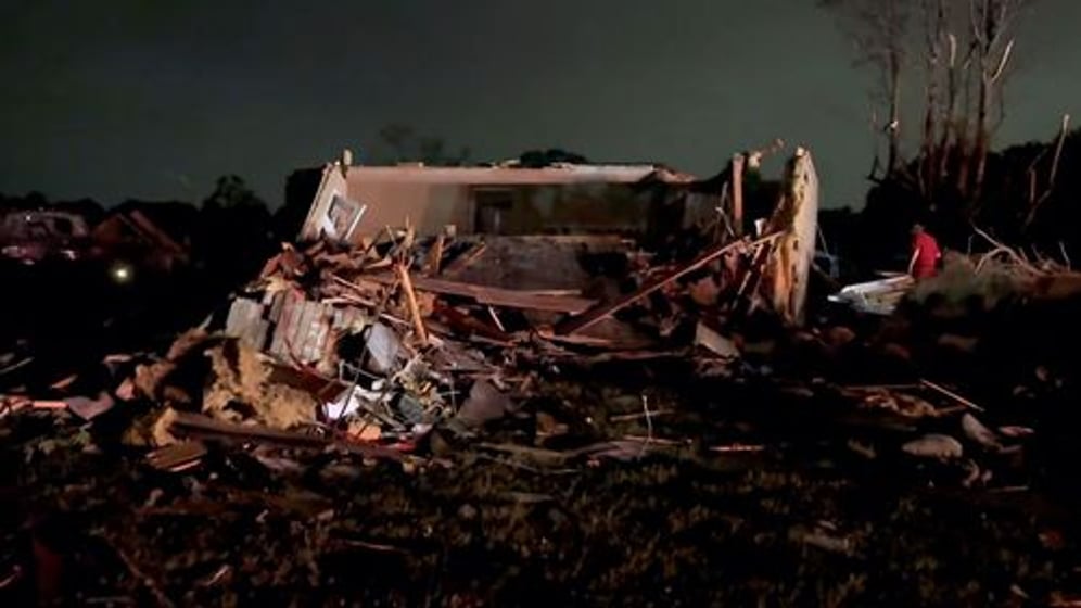 Arrin në 25 numri i të vdekurve pas tornadove që përshkuan dy shtete amerikane