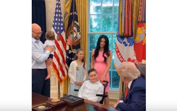 Moment emocionues: Trumpi plotëson dëshirën për djaloshin e familjes shqiptare (VIDEO)