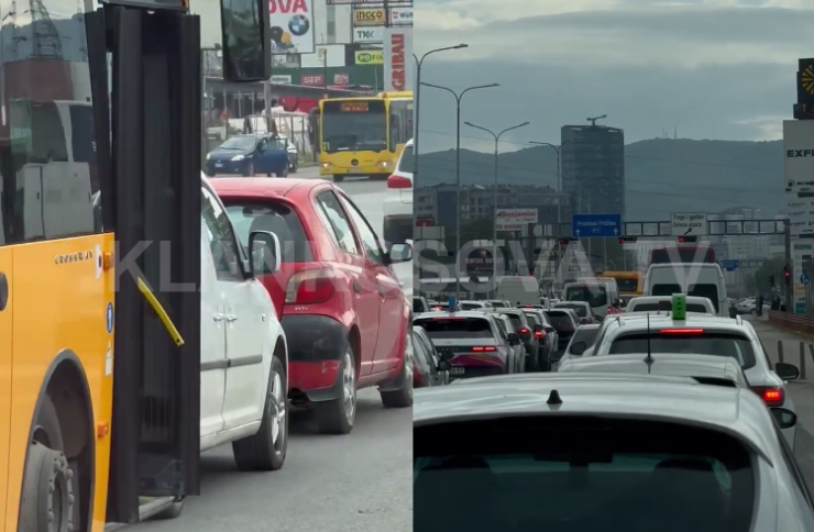 Aksidentohet urbani i linjës së aeroportit, bllokohet trafiku tek Zona Industriale (PAMJE)