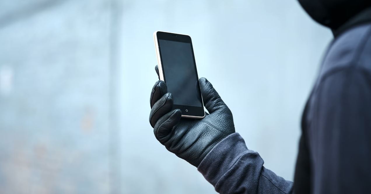 Një grua raporton se ish i dashuri i mori telefonin me dhunë, shoqërohen në polici