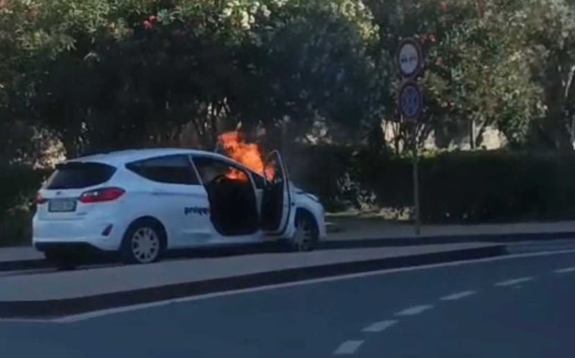 Përfshihet nga zjarri një veturë në Durrës