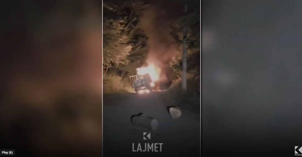 Hajnat e drunjëve, djegin automjetin e i ikin policisë (VIDEO)