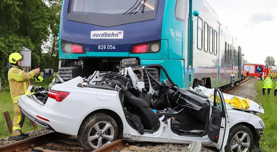 Treni përplas makinën në Gjermani, vdes shoferi