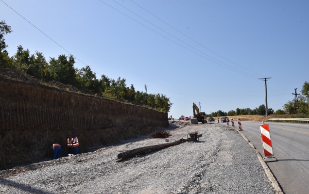 Pamje gjatë punimeve në segmentin Dollc - Gjakovë. Foto: MMPHI