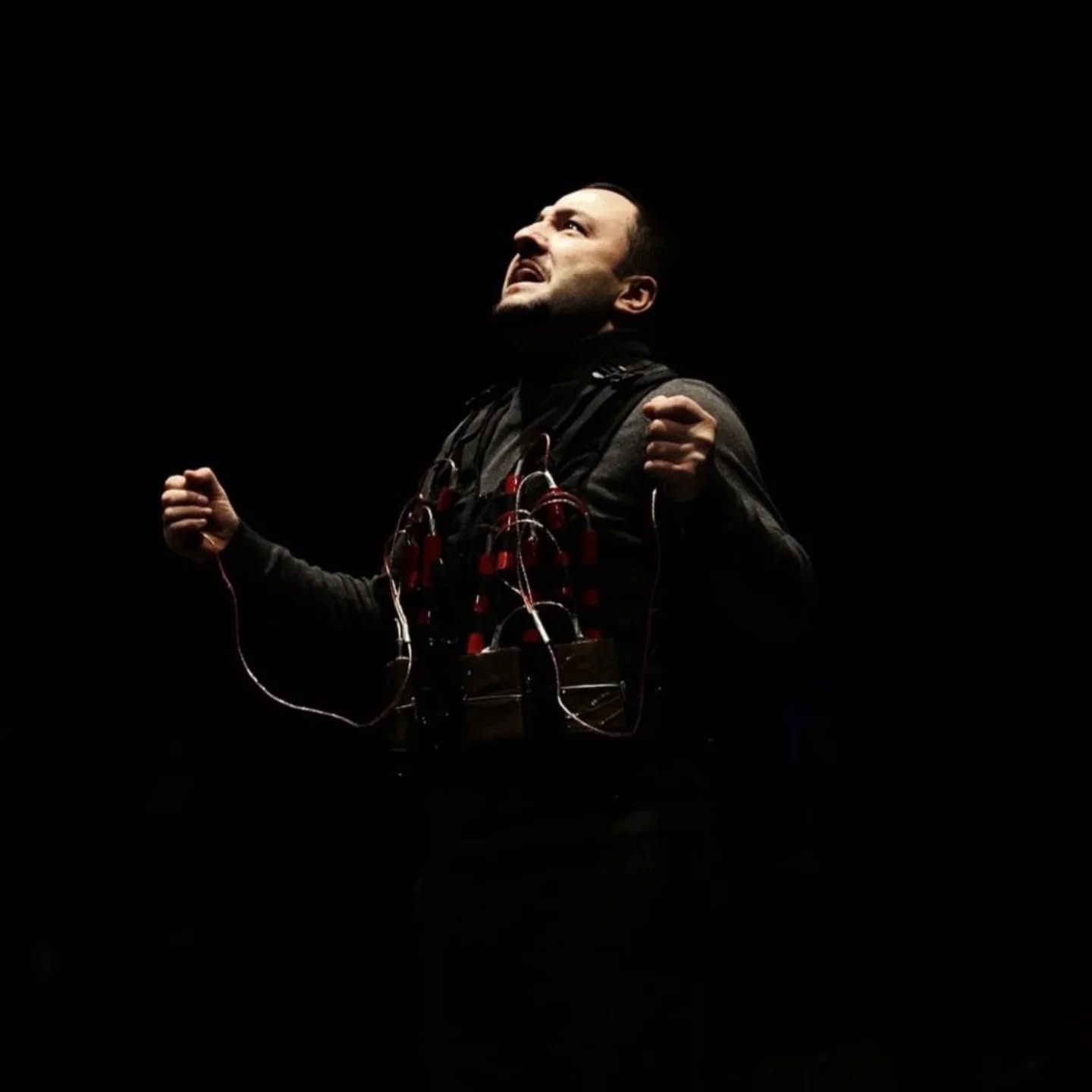 Teatri i Gjakovës reagon për pakon me jelek skenik që ngjalli alarm në Prishtinë