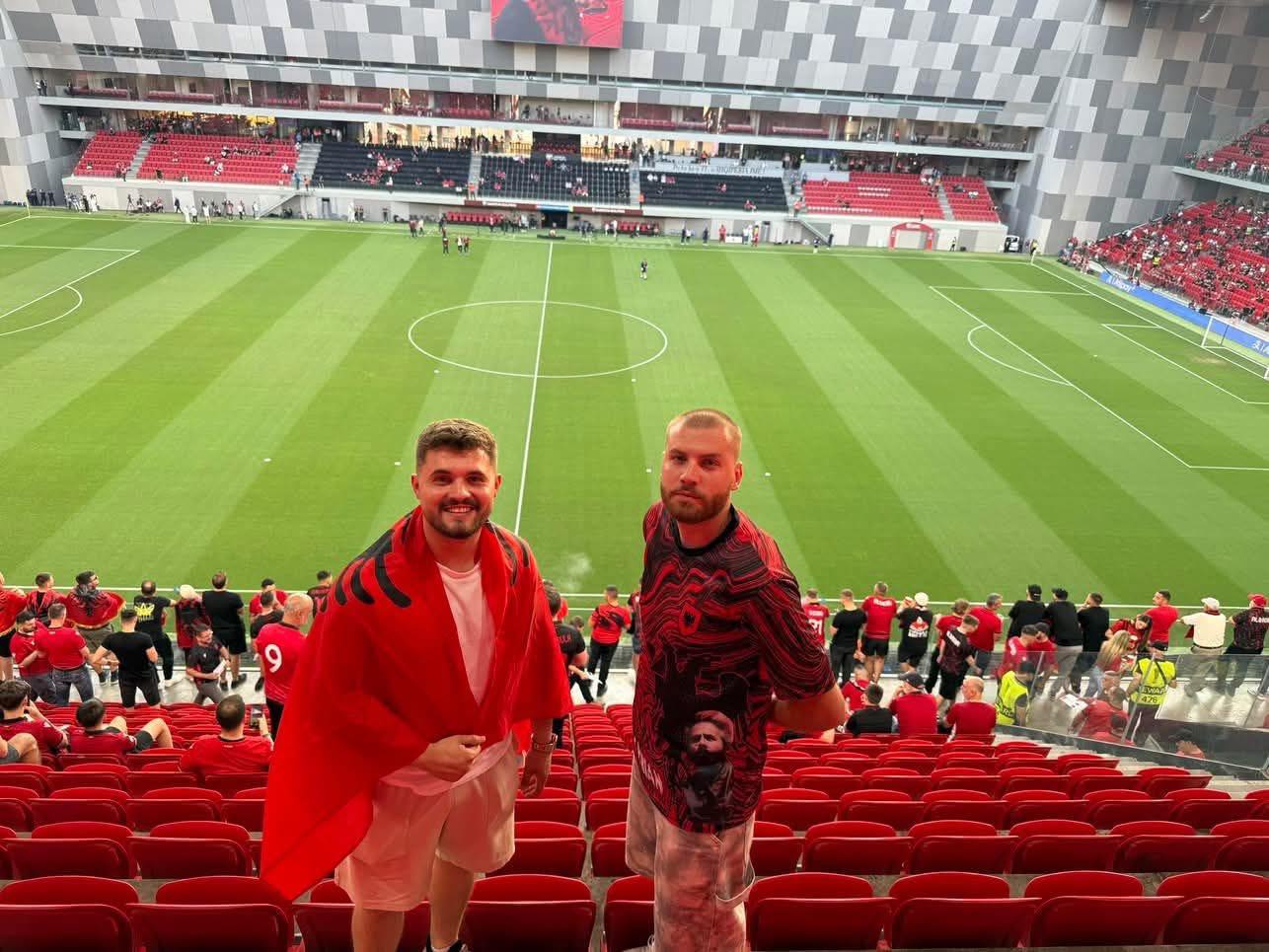 Pasardhësit e Ademit dhe Hamzës, të pranishëm në stadium kundër Serbisë
