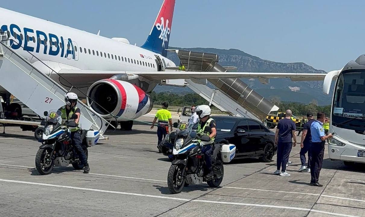Kombëtarja e Serbisë mbërrin në Aeroportin e Rinasit