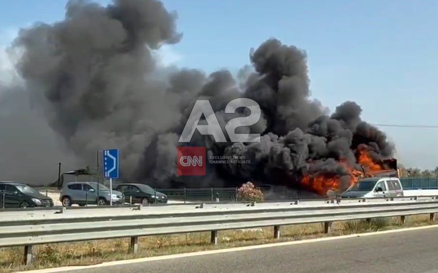 Furgoni përfshihet nga zjarri në autostradën Fier-Lushnje (FOTO)
