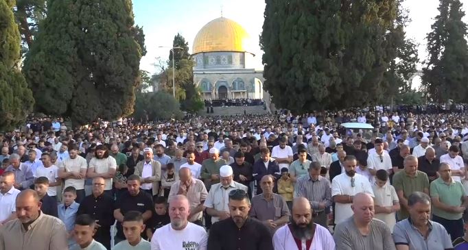 Besimtarët luten në xhaminë “Al-Aksa” në Qytetin e Vjetër të Jerusalemit
