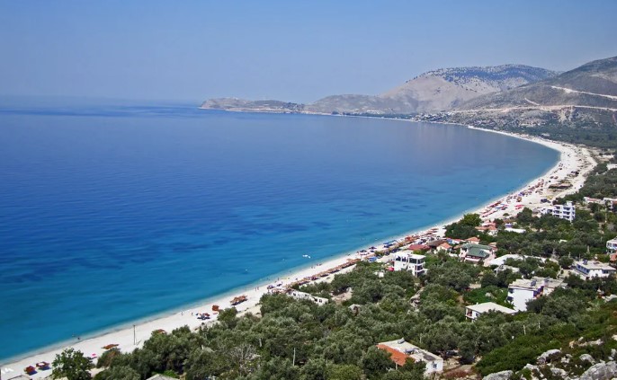 Marrëdhënie me dhunë e ngacmim seksual në plazh, 24-vjeçaret denoncojnë dy burrat në Borsh