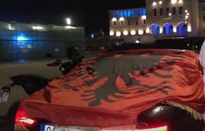Pamje nga festa e mbrëmshme me flamurin e UÇK-së në Tiranë para ndeshjes me Serbinë (VIDEO)