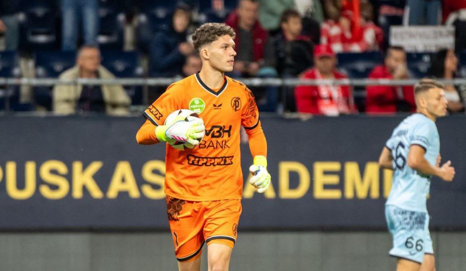 Liverpool firmos me portierin Armin Pecsi