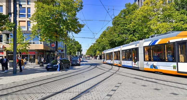 U hutua me telefon, 13 vjeçari në Gjermani goditet nga tramvaji