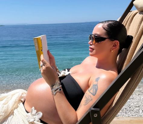 Dafina Zeqiri po shijon pushimet në Shqipëri