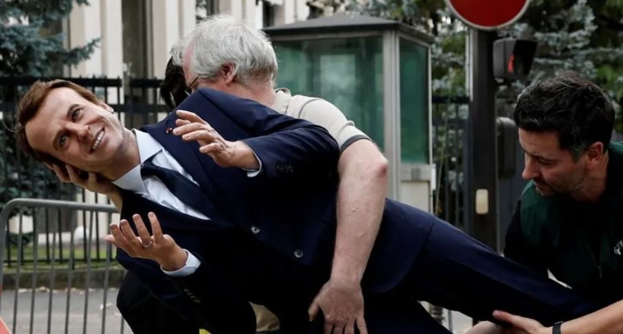 Vidhet statuja prej dylli e Macronit në një muze francez