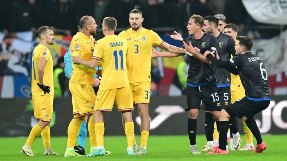 Futbollistët e Kosovës duke u përleshur me ata të Rumanisë. Foto: Getty Images