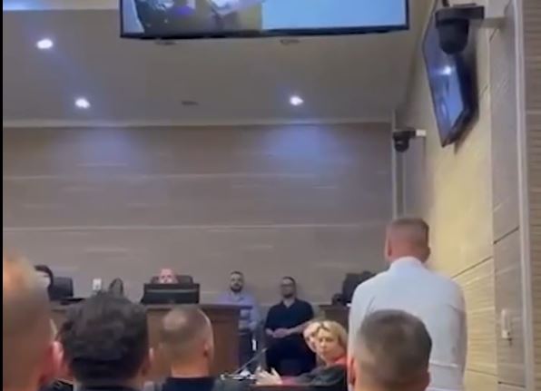 Momenti kur Naim Murseli dhe dy të akuzuarit e tjerë u deklaruan para gjykatës (VIDEO)