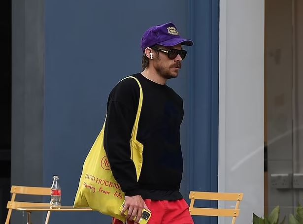 Harry Styles tregon fizikun e tij