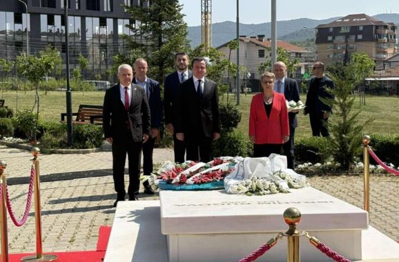 Kryeministri në detyrë, homazhe te varri i Ibrahim Rugovës në Ditën e Çlirimit - 12 qershor 2025