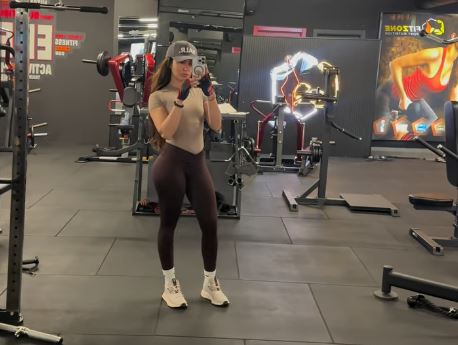 Melinda tregon linjat trupore nga palestra