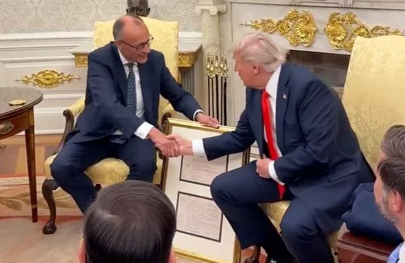 Një surprizë nga Berlini: Çfarë i dorëzoi kancelari gjerman Trumpit? (VIDEO)