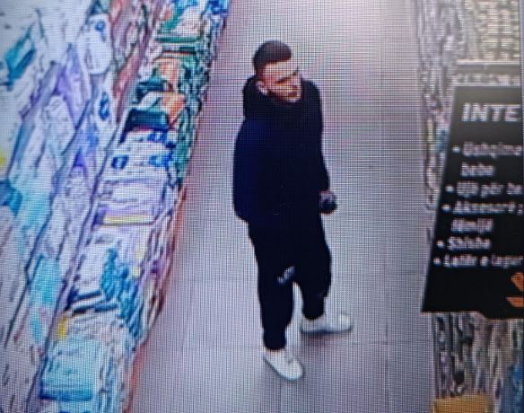 Policia kërkon ndihmë për identifikimin e personit të dyshuar për vjedhje